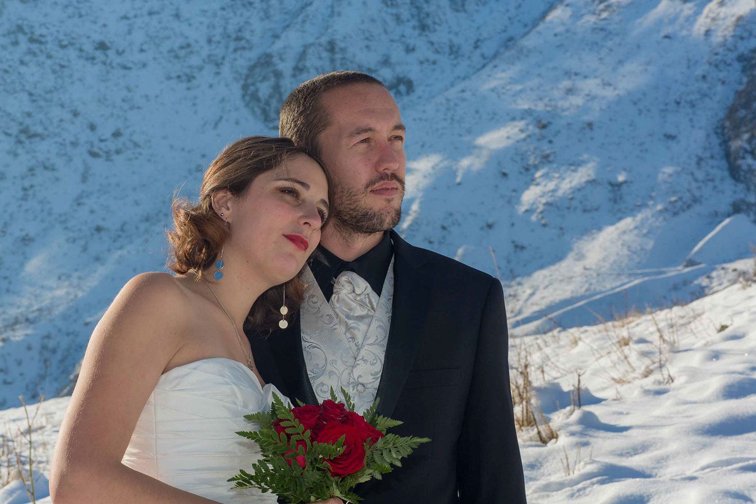 Photographe mariage Grenoble – couple maries dans la neige