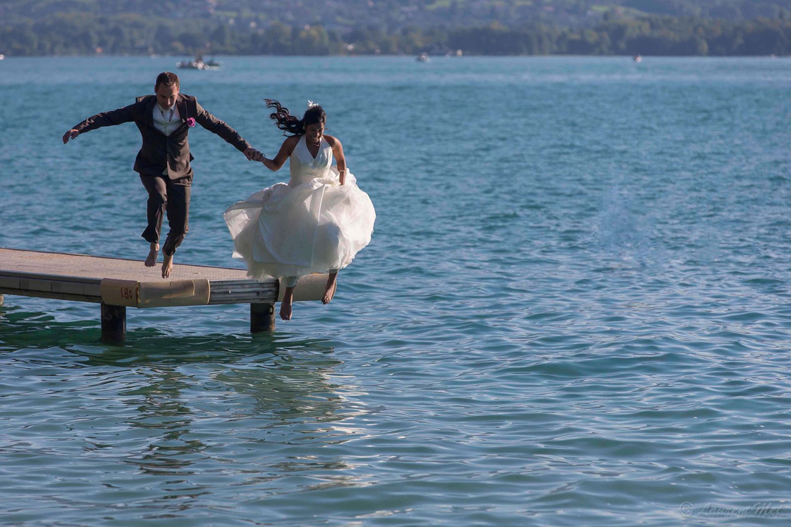 Photographe mariage Grenoble – le grand saut des mariés