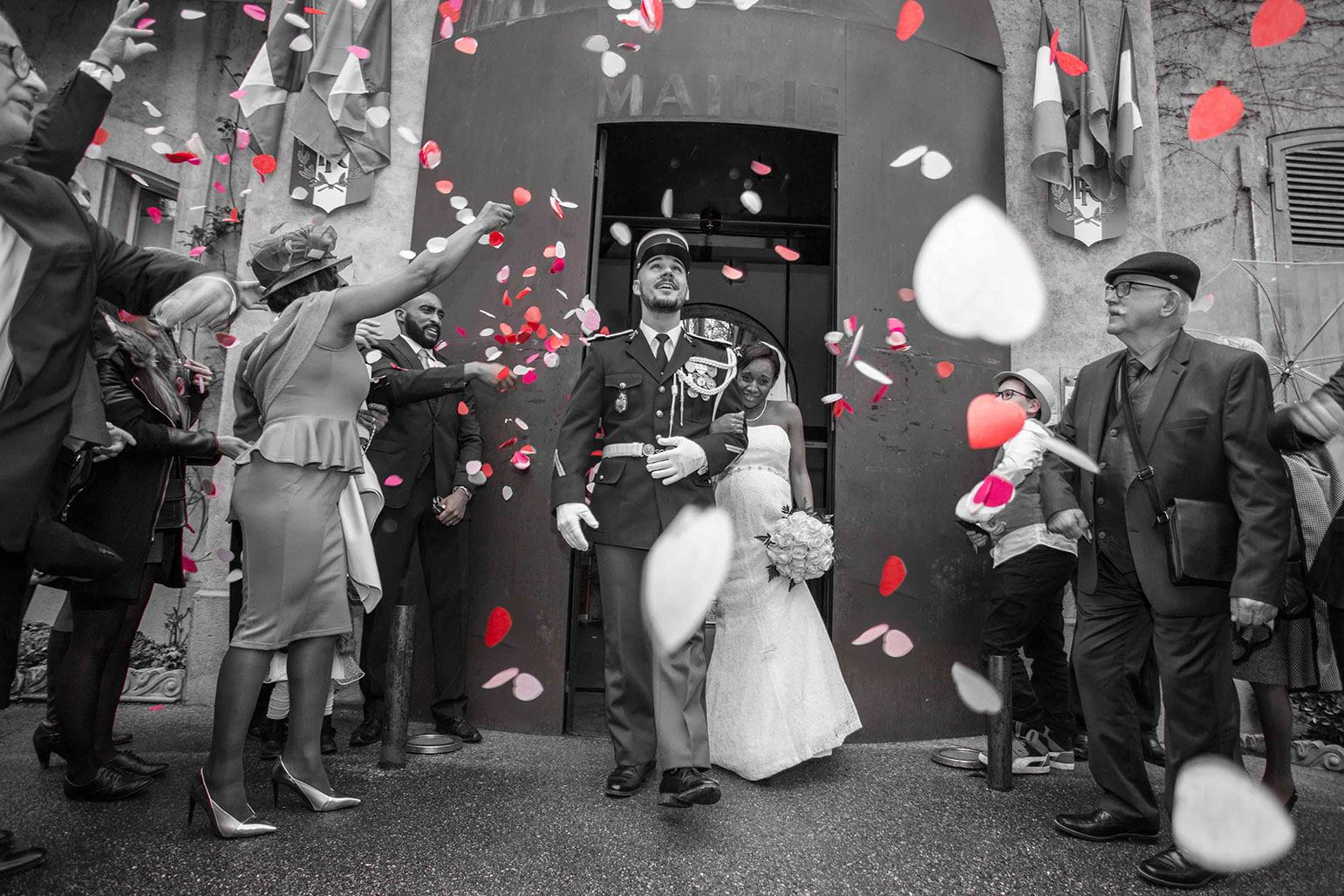 Photographe mariage Grenoble – sortie mairie corenc lance de couleur