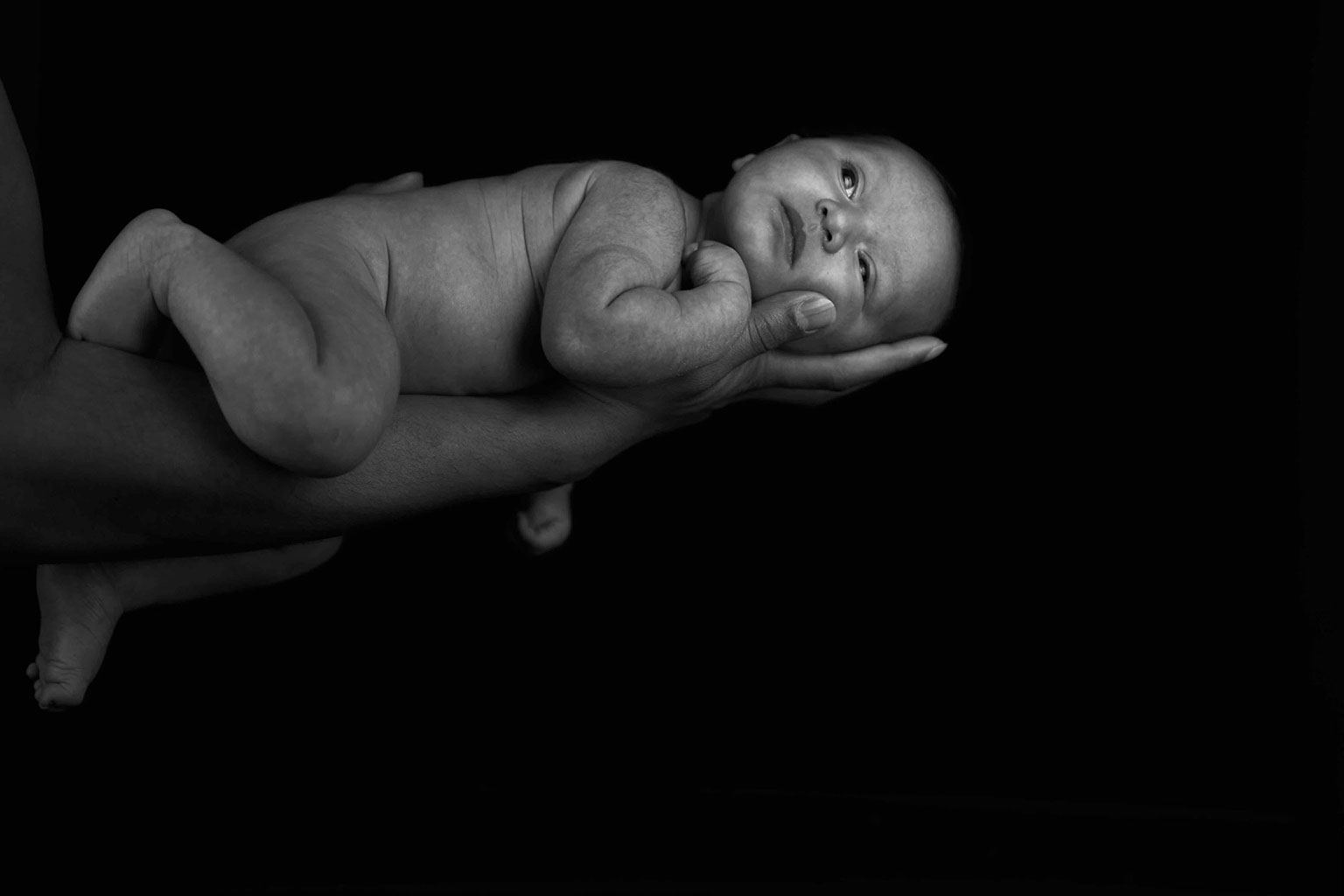 Photographe naissance grossesse Grenoble – bebe sur bras de papa