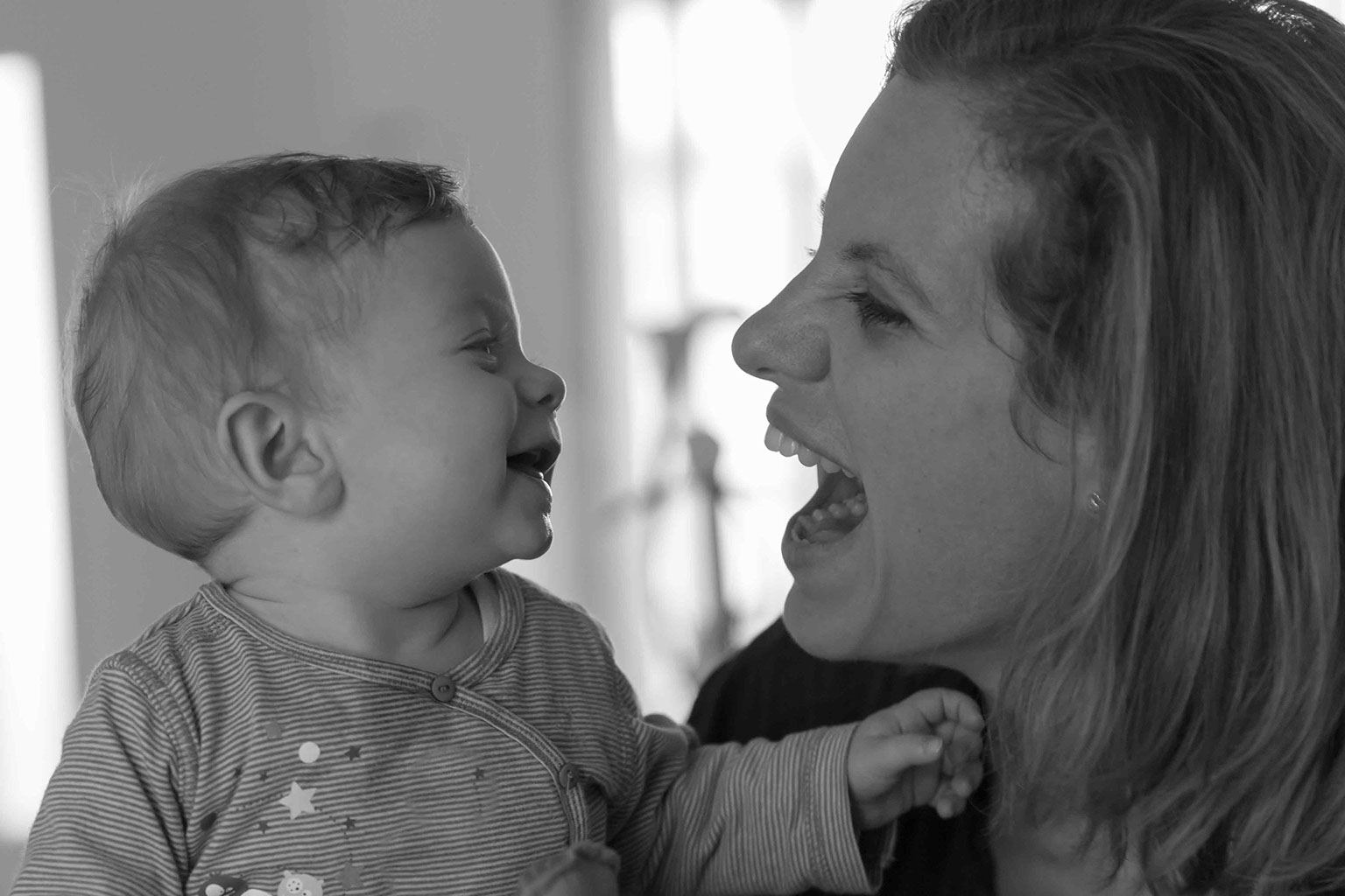 Photographe naissance grossesse Grenoble – maman et enfant complicite