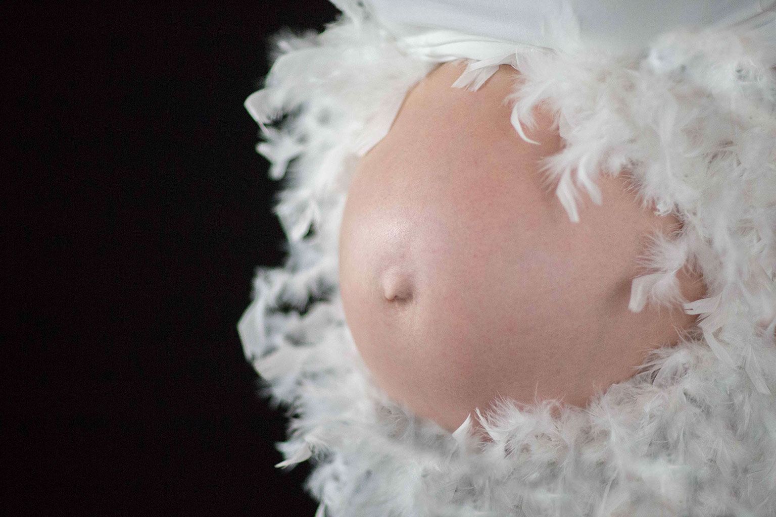 Photographe naissance grossesse Grenoble – ventre rond plumes