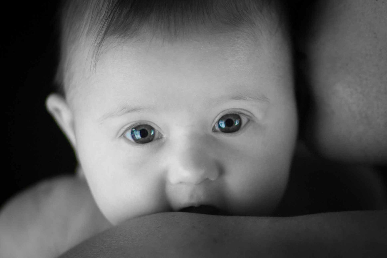 Photographe naissance grossesse Grenoble – yeux bleus bebe