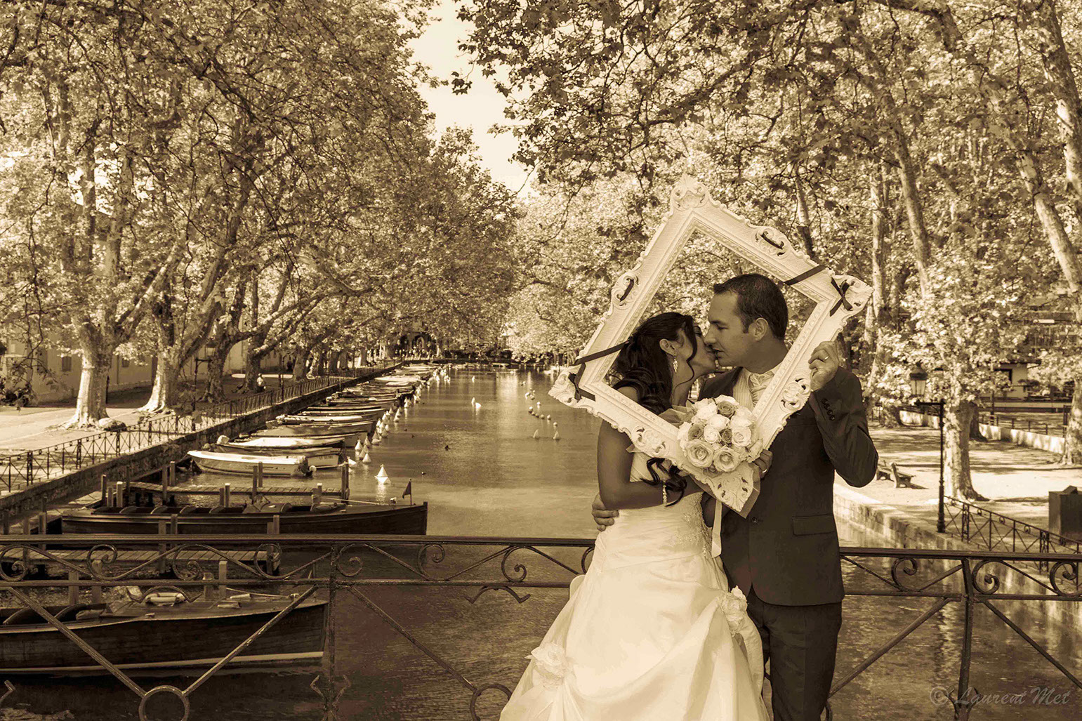 Couple Bateau Etang Pont Romantique Mariage Bisous