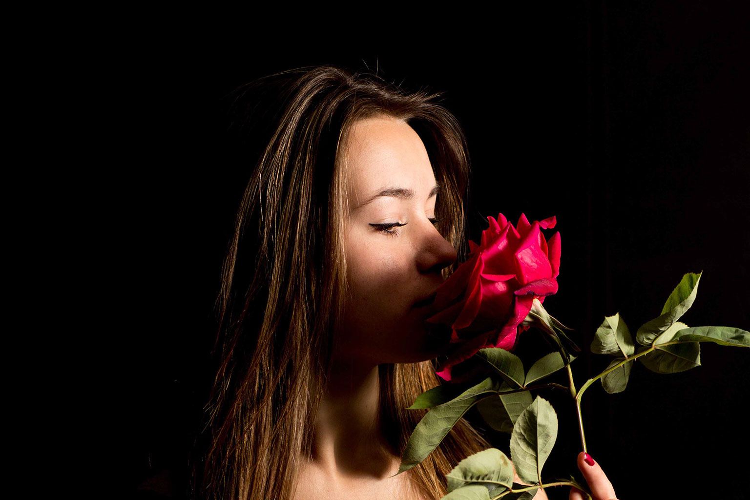 Portrait studio Grenoble – femme a la rose