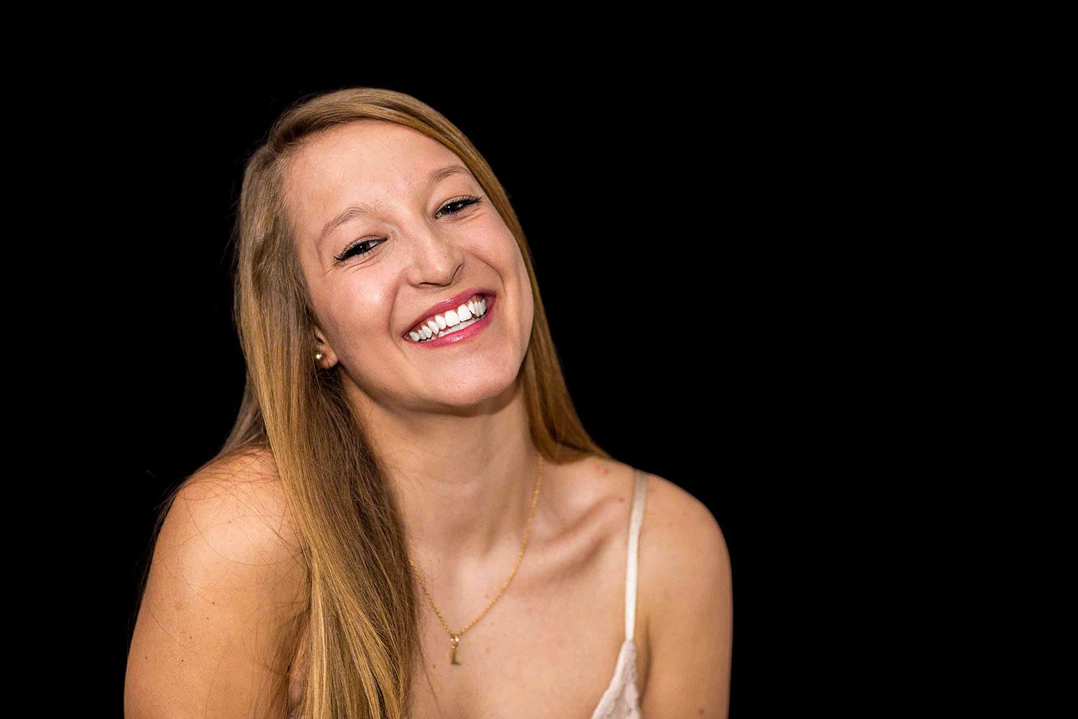 Portrait studio Grenoble – photo manequin studio large sourir